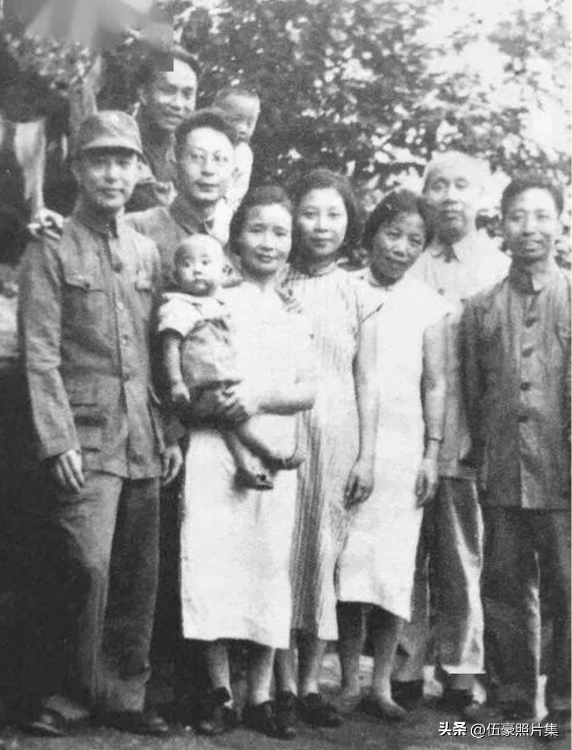 1943年，钱瑛（右五）与董必武（右二）、邓颖超（右三）等中央南方局部分领导人合