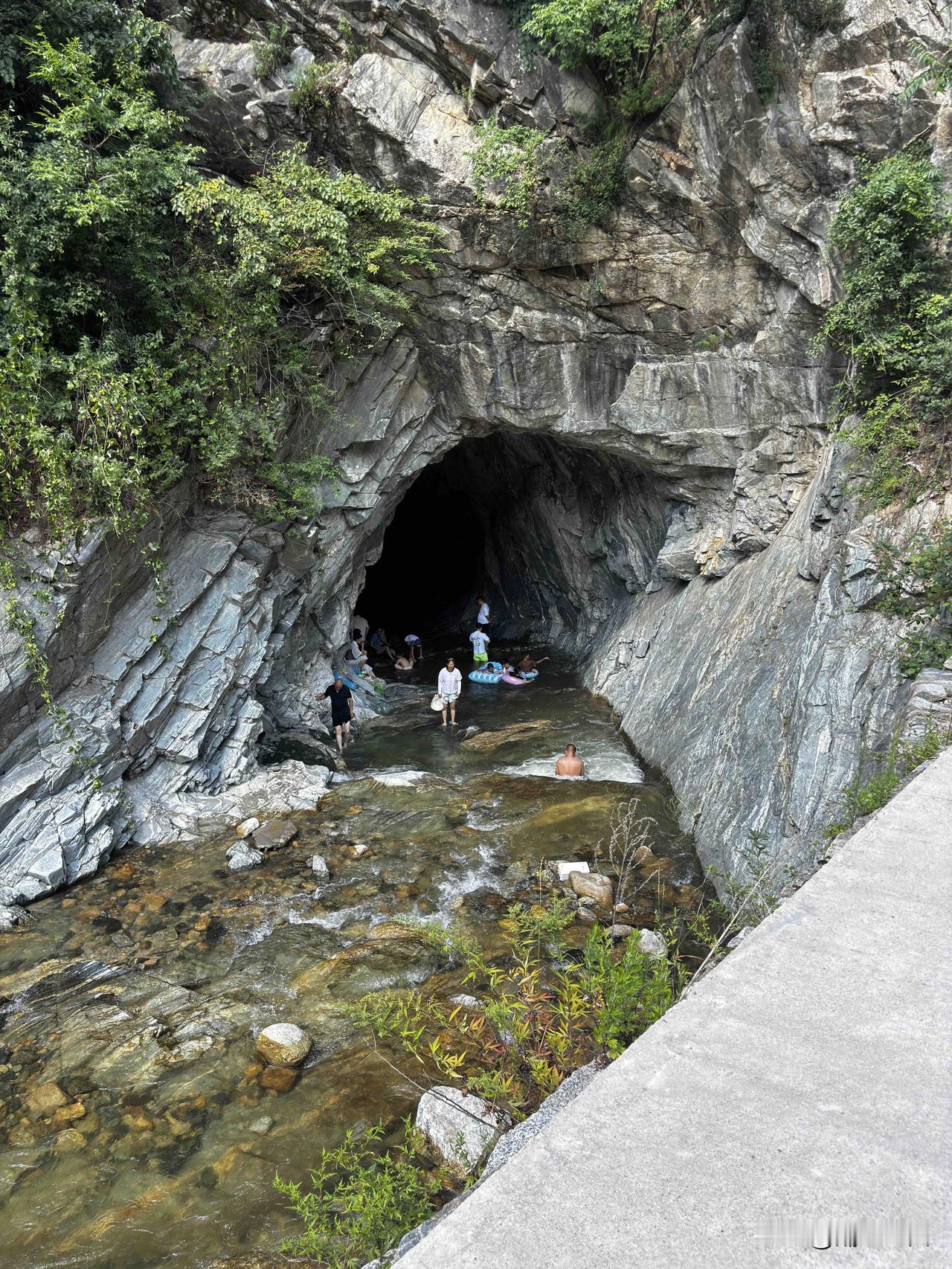 蓝田辋川二仙桥红旗洞，这是7月25日拍摄的，这洞另一头水流到哪个方向了，有点想不