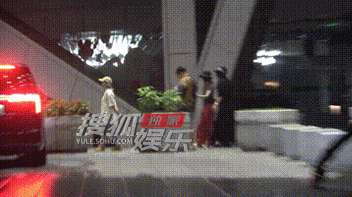 章子怡和友人聚会至凌晨之后乘车离开路透图 ​​​