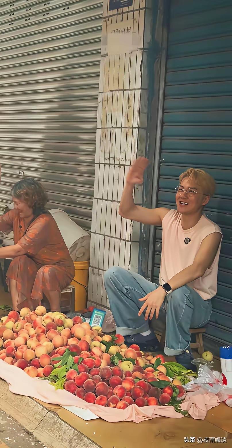 这么大的明星也在路边卖水果，真接地气