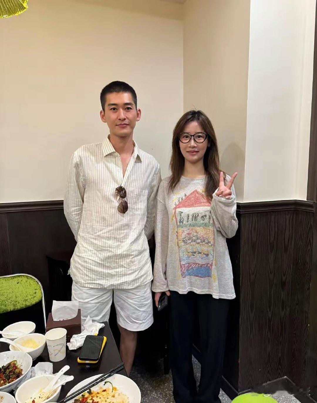 张翰在上海逛街吃饭被偶遇，看起来瘦了不少，还剪了寸头，整个人少了些油腻感。 