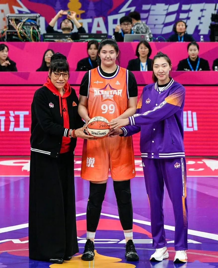 张子宇才18岁就已经能够站在C位了，说明未来是女篮核心