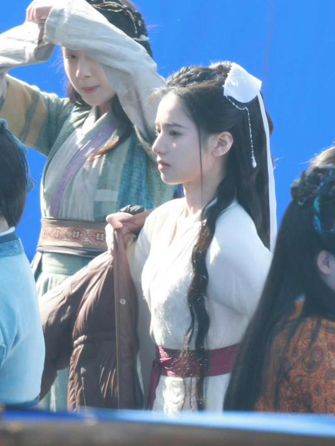 张婧仪《梦花廷》路透生图，自带圣光的神明少女！！[彩虹屁][彩虹屁][彩虹屁] 