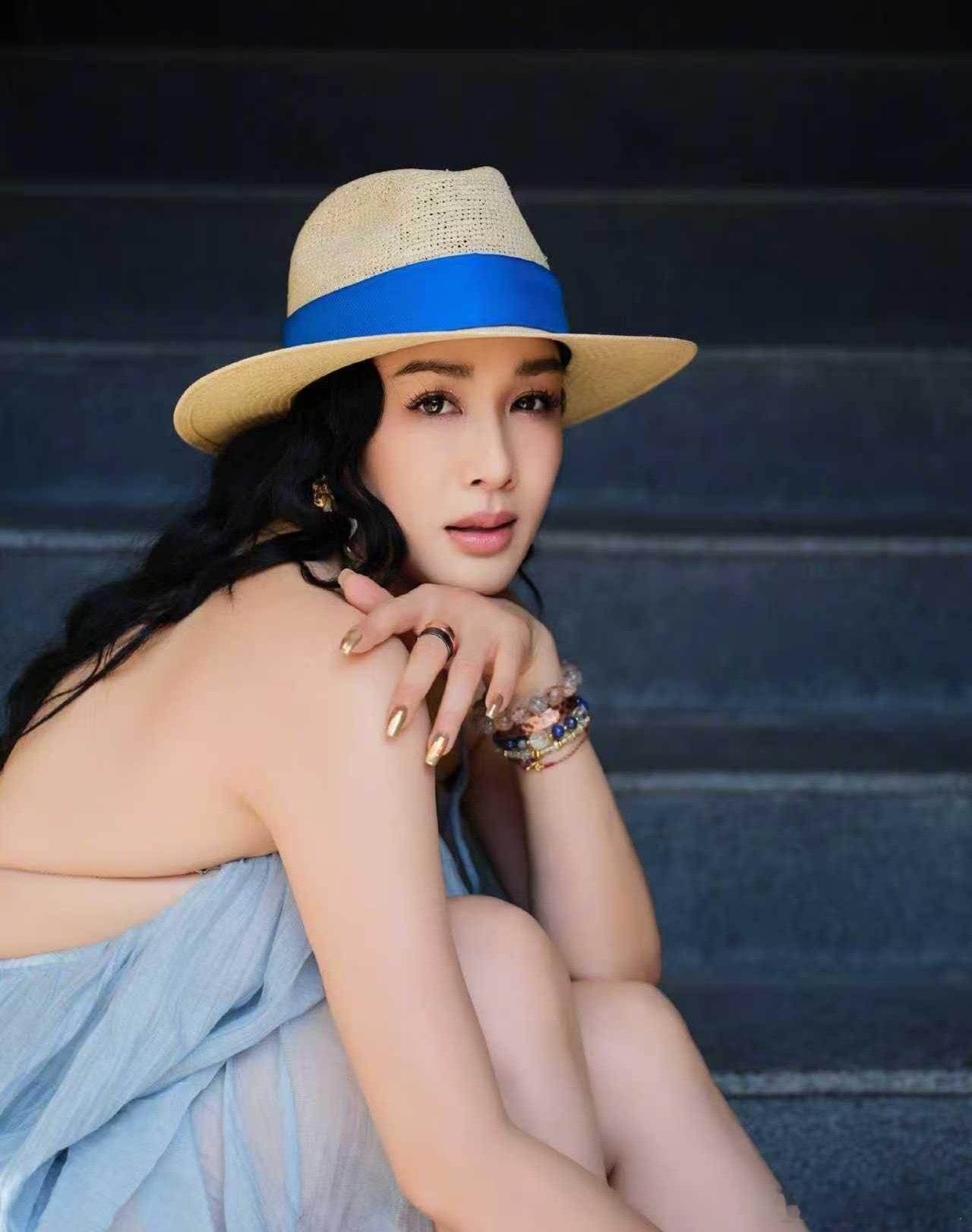 钟丽缇E人天花板偶遇钟丽缇练舞看钟丽缇跳舞太治愈了！舞姿利落气场全开，这状态谁能