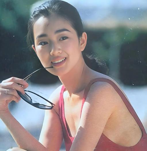 1996年，巩俐嫁给新加坡烟草大王黄和祥，那时31岁的巩俐初婚，满心期待与对方白