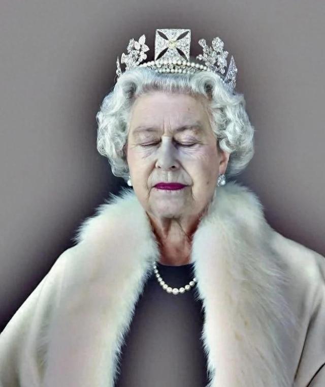 2022年，英国女王死后遗体既没火葬也没土葬，而是将遗体放在百斤重的铅制棺材中，