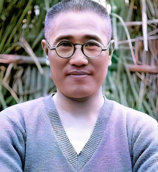 1961年，刚被特赦的国民党名将廖耀湘，被邀请前往中南海，周总理亲切地与他握手，