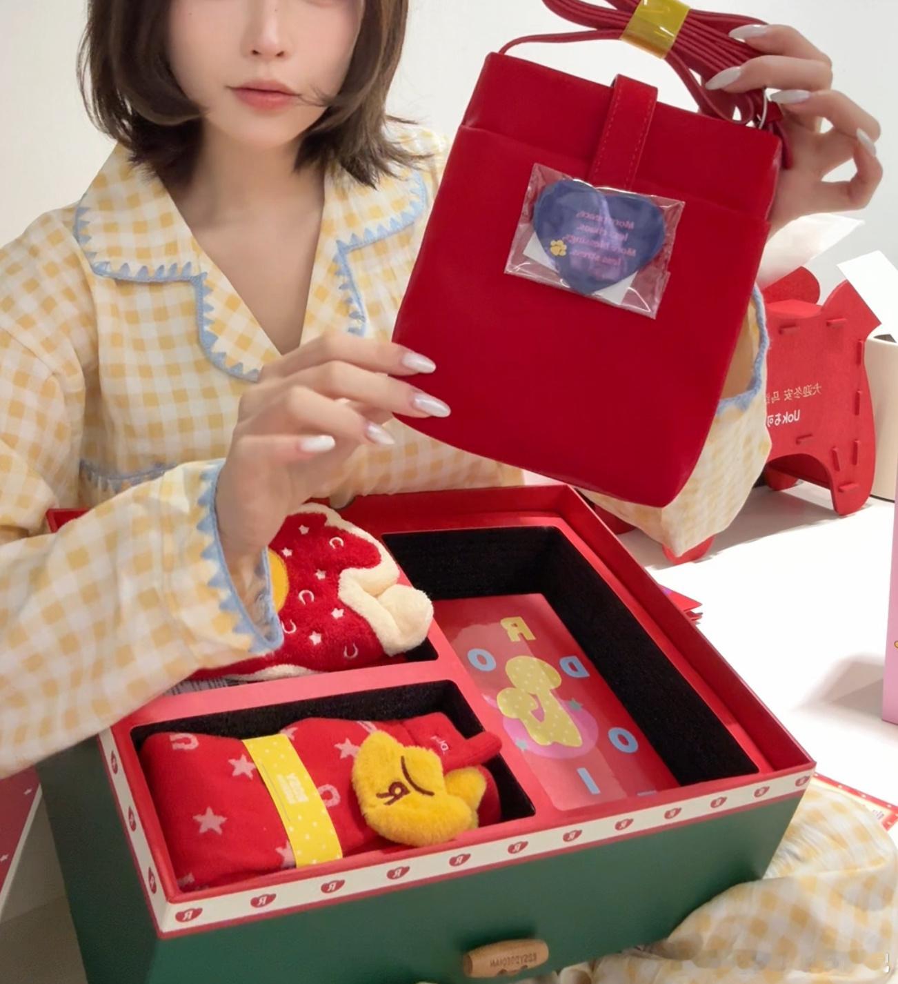 家人们小红📖新发的vlog摸一位露思品牌的礼盒