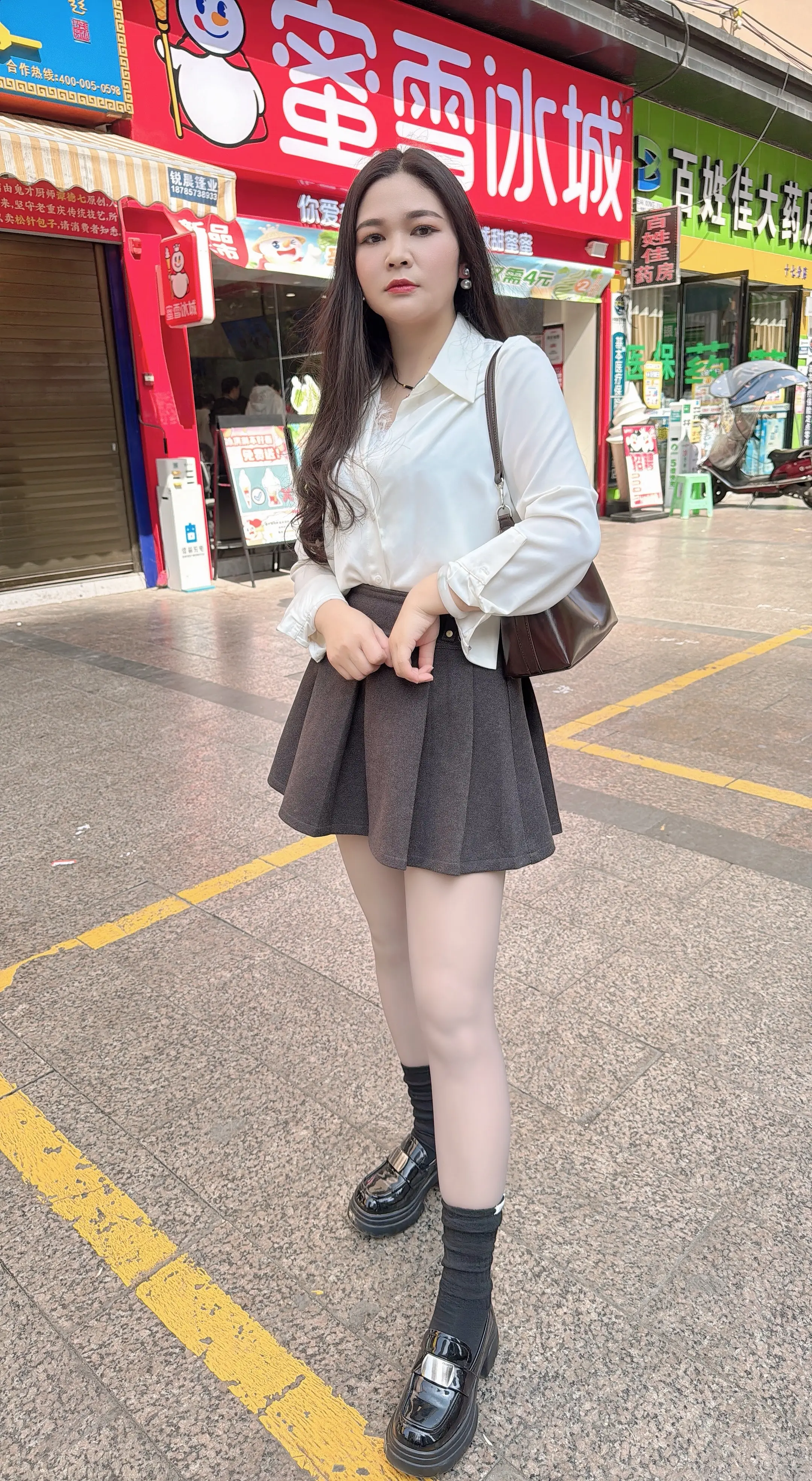 白衬衫短裙穿搭