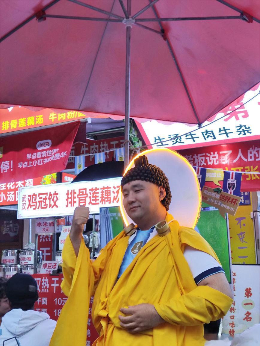 俩老外武汉过早看球赛用中文争不愧是武汉！老外过早不忘聊球，纯中文争辩笑点不断，上
