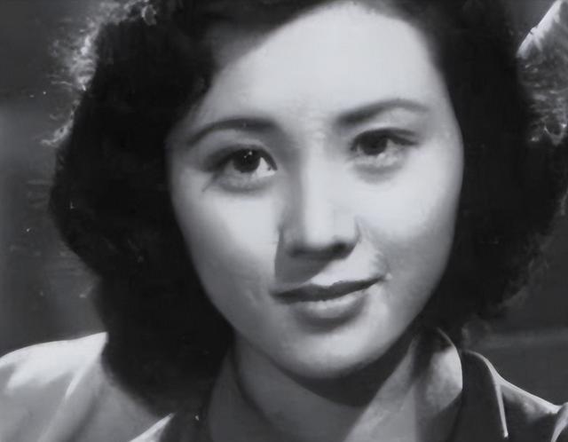 1942年，甄凤山在作战中屡屡战败，他不禁跟妻子探讨：“会不会是我的作战部署有问