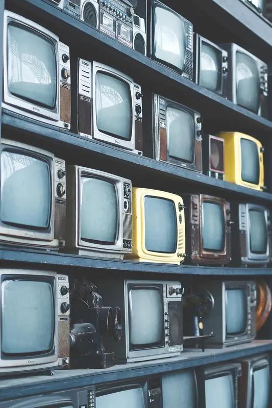 现在的电视机只是个摆设，你认同吗 现在的电视不完全是摆设。2023年人类每日平均