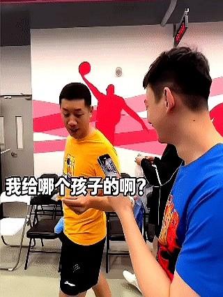 笑死了，许昕的反应太真实了。

赛后周雨说击个掌，然后给了他一颗糖，结果大蟒瞬间