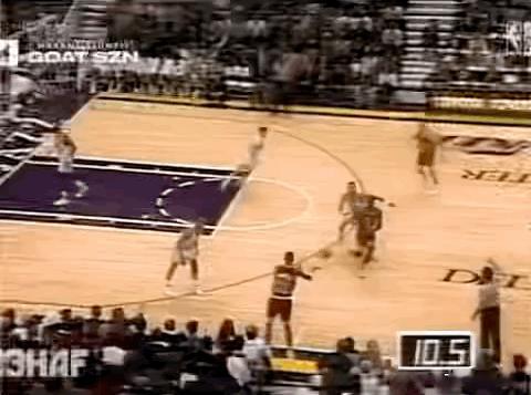 乔丹玩转后撤步三分。
乔丹：后撤步三分谁不会呢？都是我玩剩下的把戏！