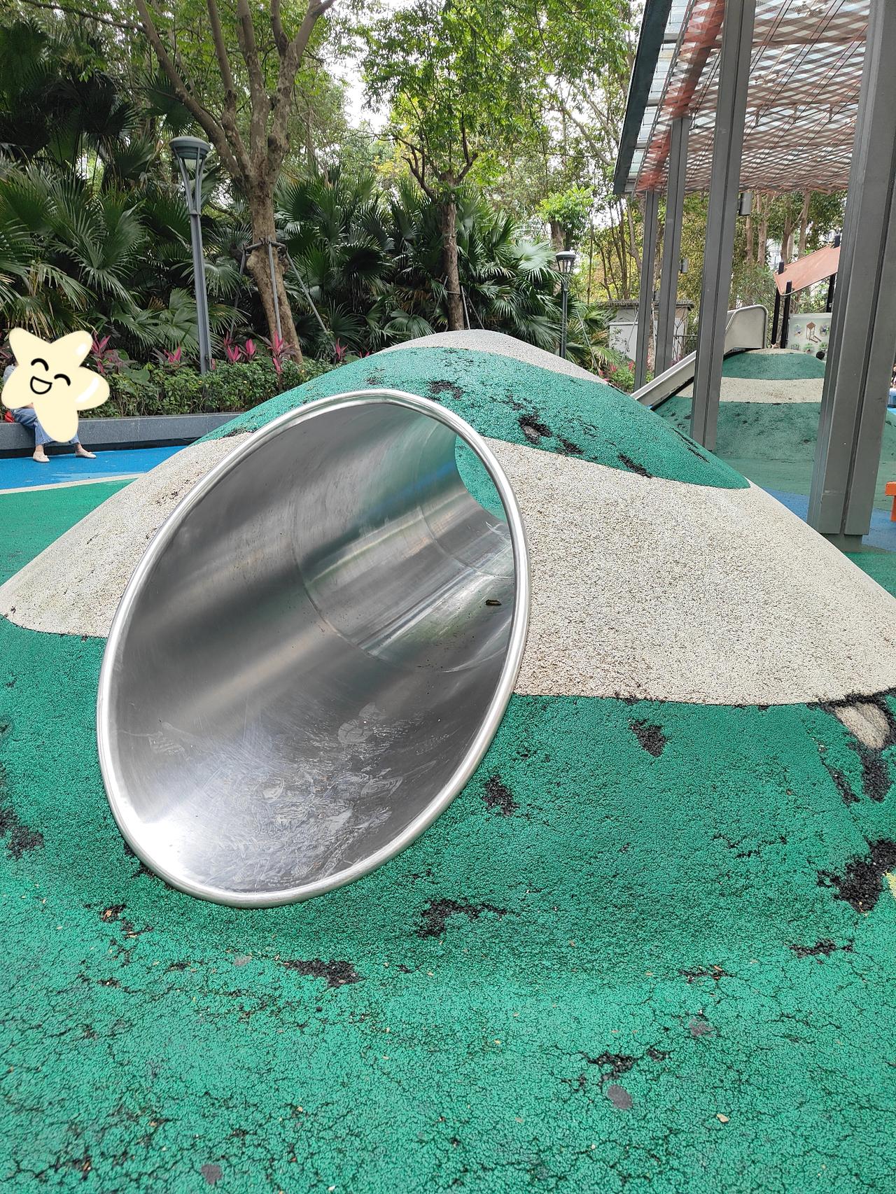 两小孩一起玩闹，我家小孩不小心戳伤了小玩伴的嘴巴，对方外婆很自责没看好！我更是害