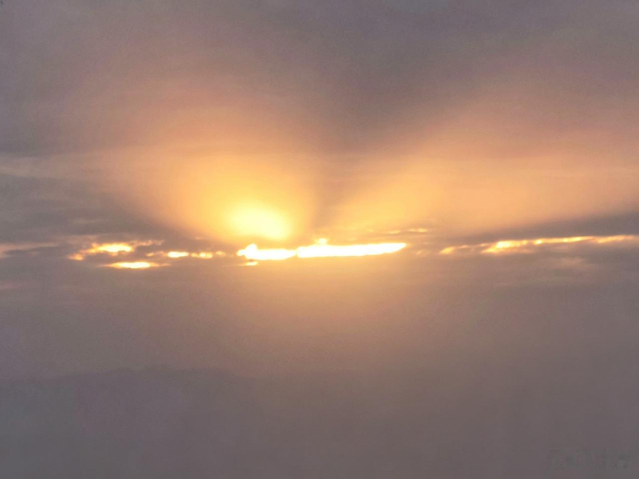 夕阳西下，谁人在天涯？乌黑的苍穹，灰蒙的世面，唯有一束光给予希望！！！
夕阳西下