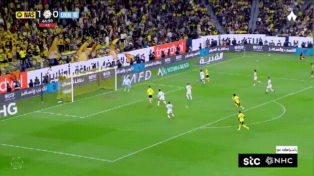 C罗又整花活了，禁区内灵光一闪，一记轻巧的脚后跟磕射直钻网窝，守门员呆立原地，只