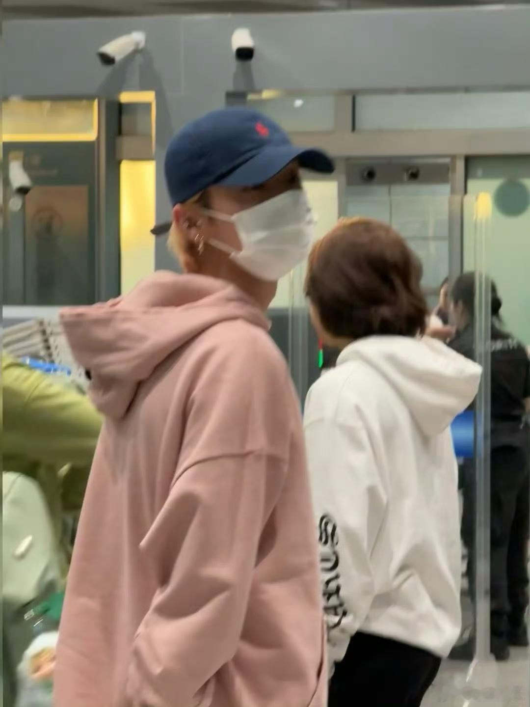 鹿晗首都机场被偶遇首都机场偶遇鹿晗了  鹿晗首都机场被偶遇，谁懂这个粉色卫衣棒球