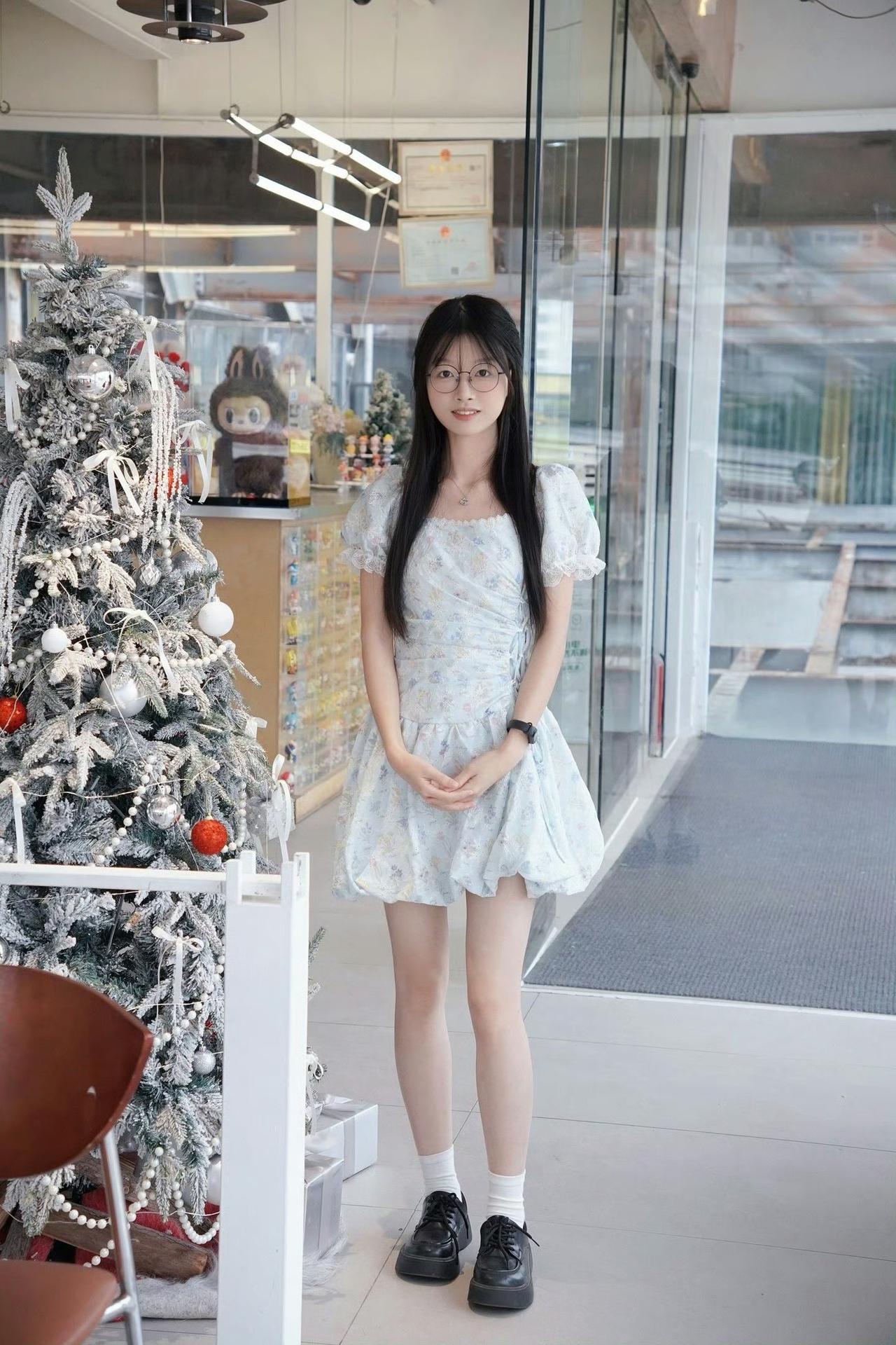 浅蓝碎花裙搭配厚底鞋，是属于夏天的清爽与甜妹感，温柔又元气，把少女的清甜与活力穿