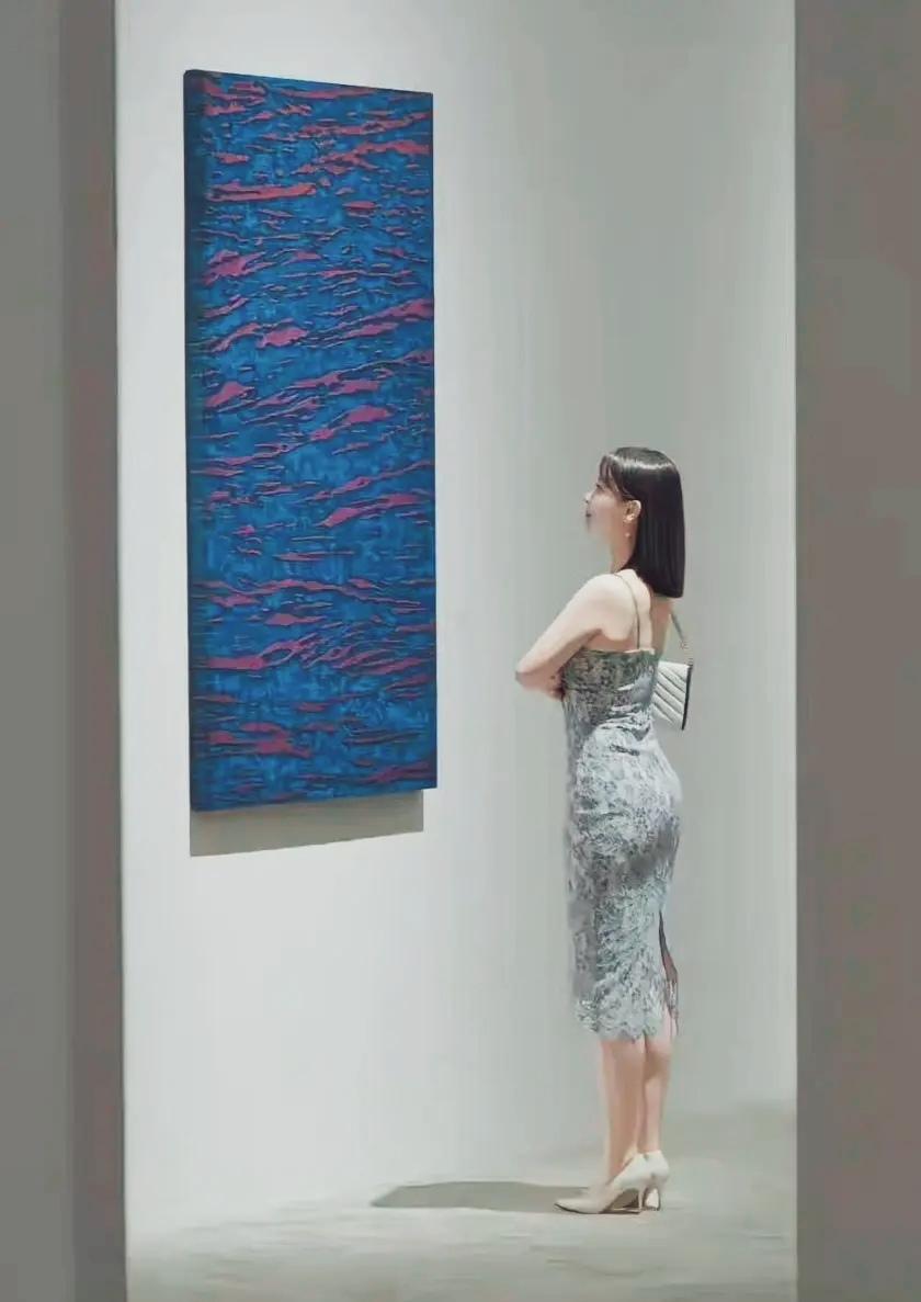 这是谁家的媳妇这么爱看画？其实，她也是一幅画…