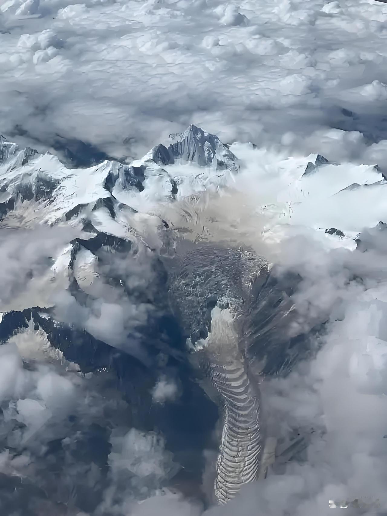 山舞银蛇，原驰蜡象。