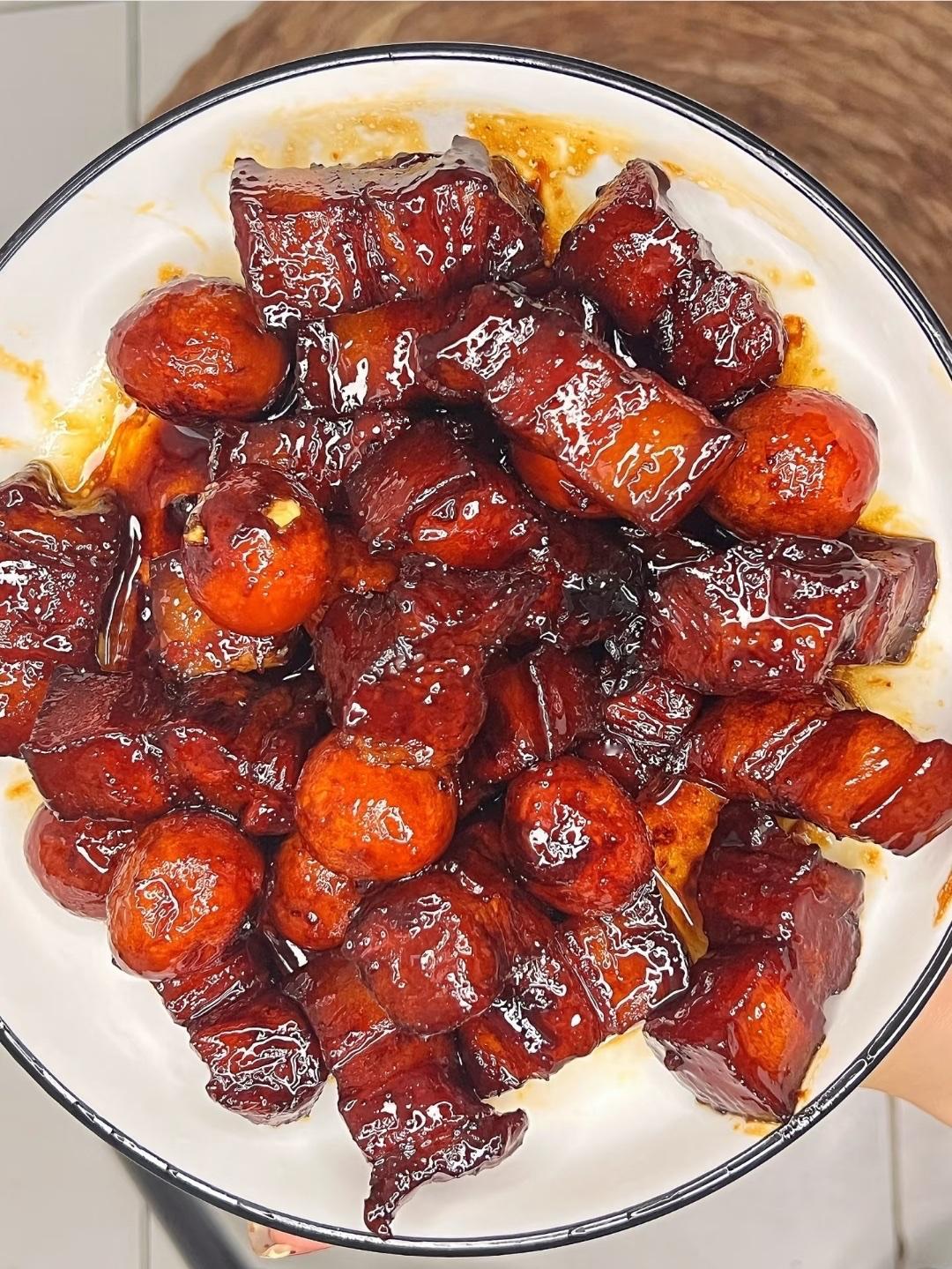 我在家做红烧肉时习惯性用冰糖。
冰糖炒糖色，肉是选精五花；
冰糖的甜度比白糖低，