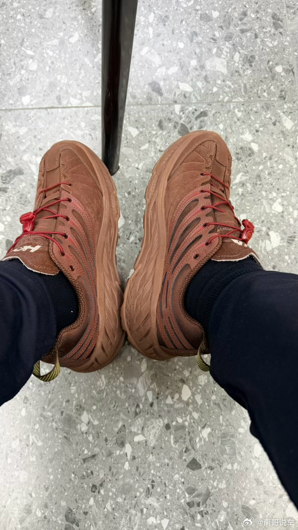 最近听到一个逆天言论就是薄底的 hoka 更好穿。。。。卧槽，薄底为啥要买 ho