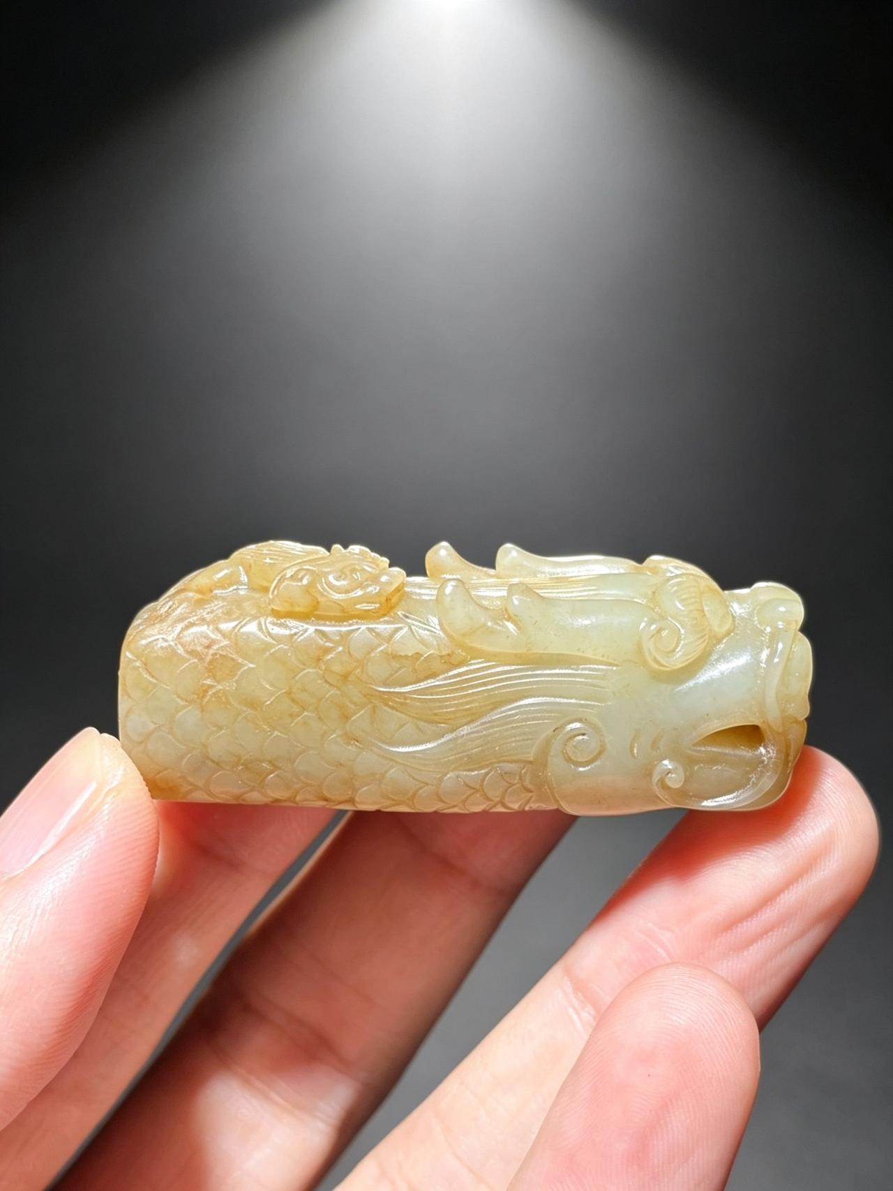 方寸勒子，藏苍龙古韵✨
清 和田玉籽料龙首勒子
尺寸5.2×1.8×1.7cm