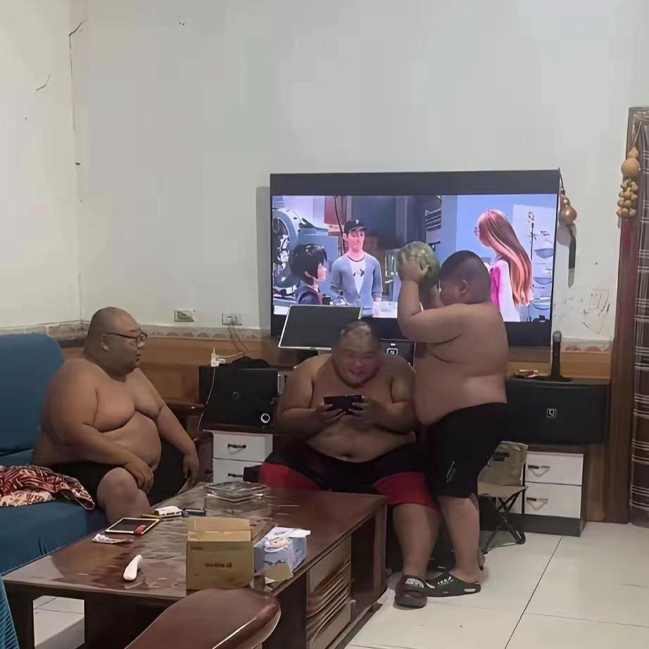 谁看完不感叹一句，这一家人基因也太强大了！
 
看着画面里一家三口，身形十分相像