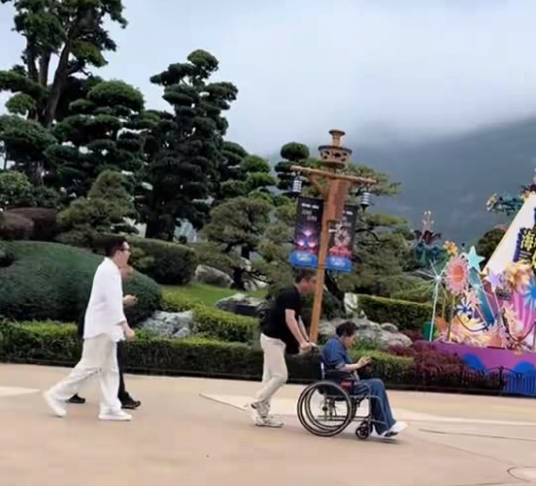 向太游玩珠海，坐着轮椅玩游戏，向华强走起路来腰杆笔直，步伐稳健，身姿挺拔，这体态