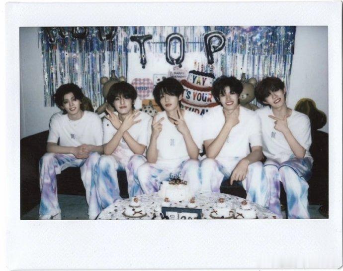 登陆少年晚安语音包登陆少年演唱会晚安语音舞台上活力四射的少年，到晚安环节瞬间切换