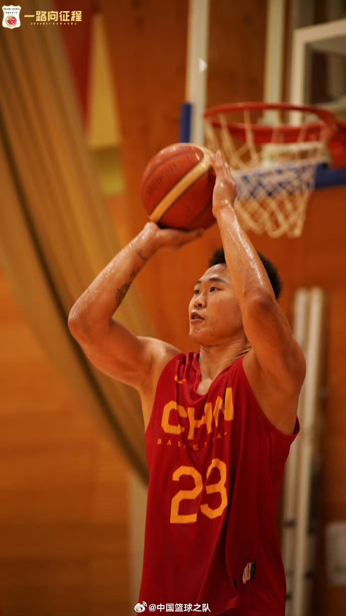 最近在做贺希宁的视频，发现他今年成长巨大。过去几年，他每年都会去美国训练，为了打