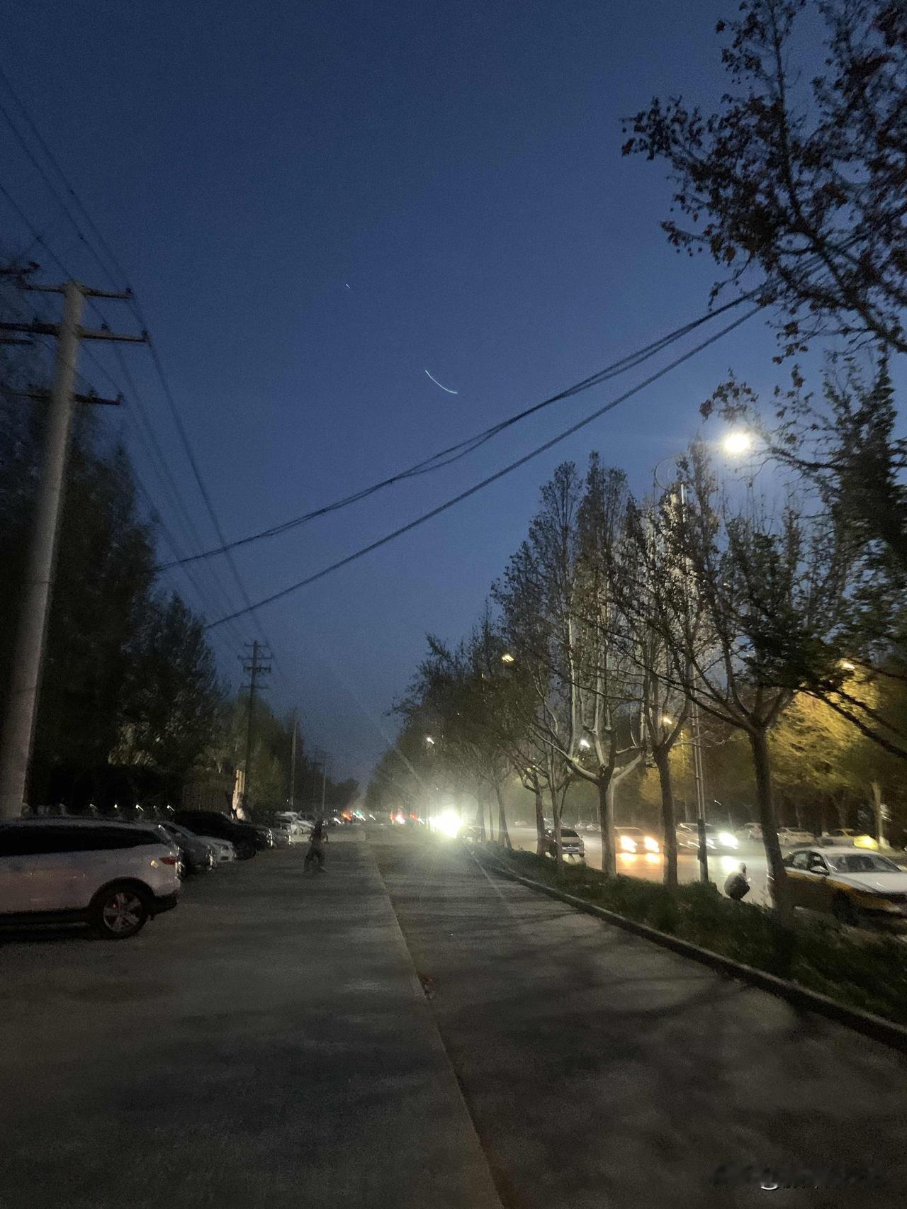 夜跑打卡，今天妥妥的5公里，每天晚上保持优良的锻炼习惯，夜跑，跑出健康，跑出人生