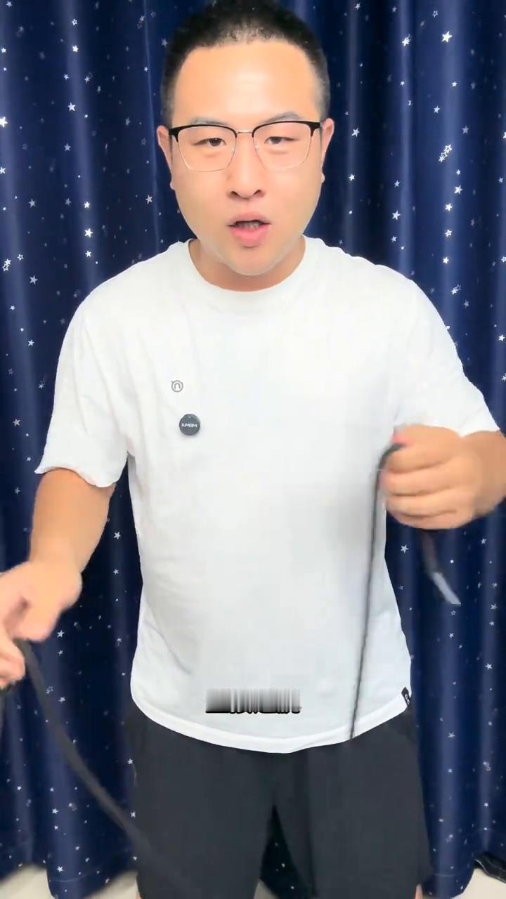 丝巾穿脖子逗老婆玩，这招太帅了。
大家好，一条普通的绳子接下来挂到脖子的上方没有