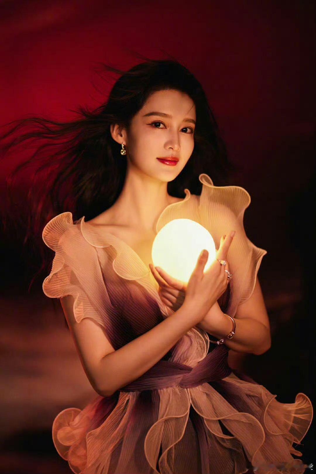 李沁小身板大能量李沁“小身板大能量”实锤！《花少7》预告中，她稳稳抱着晕船的马思