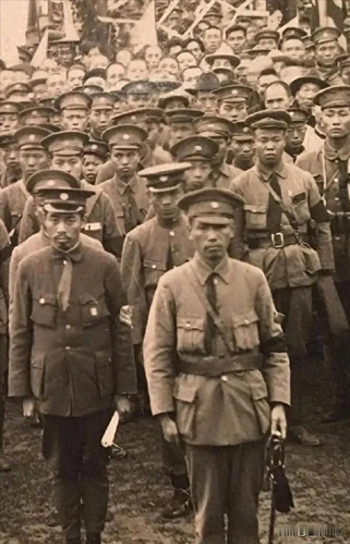 并肩站在黄埔操场，权力暗流早已涌动，那张合影到底在说什么。
照片里周恩来和蒋介石