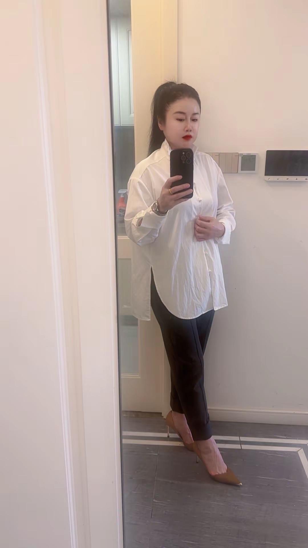 白色衬衫搭配黑色裤子