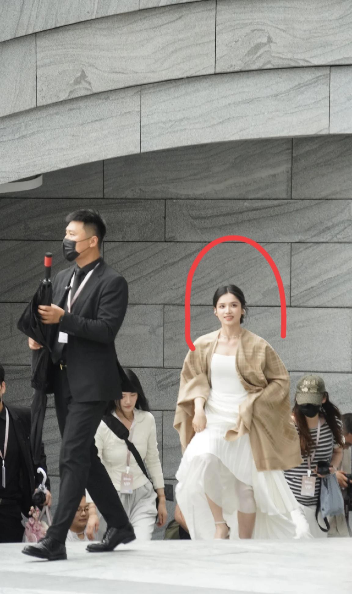 这确定不是画里面走出来的仙女？真的比大美女刘亦菲还漂亮。有人知道她是谁吗？