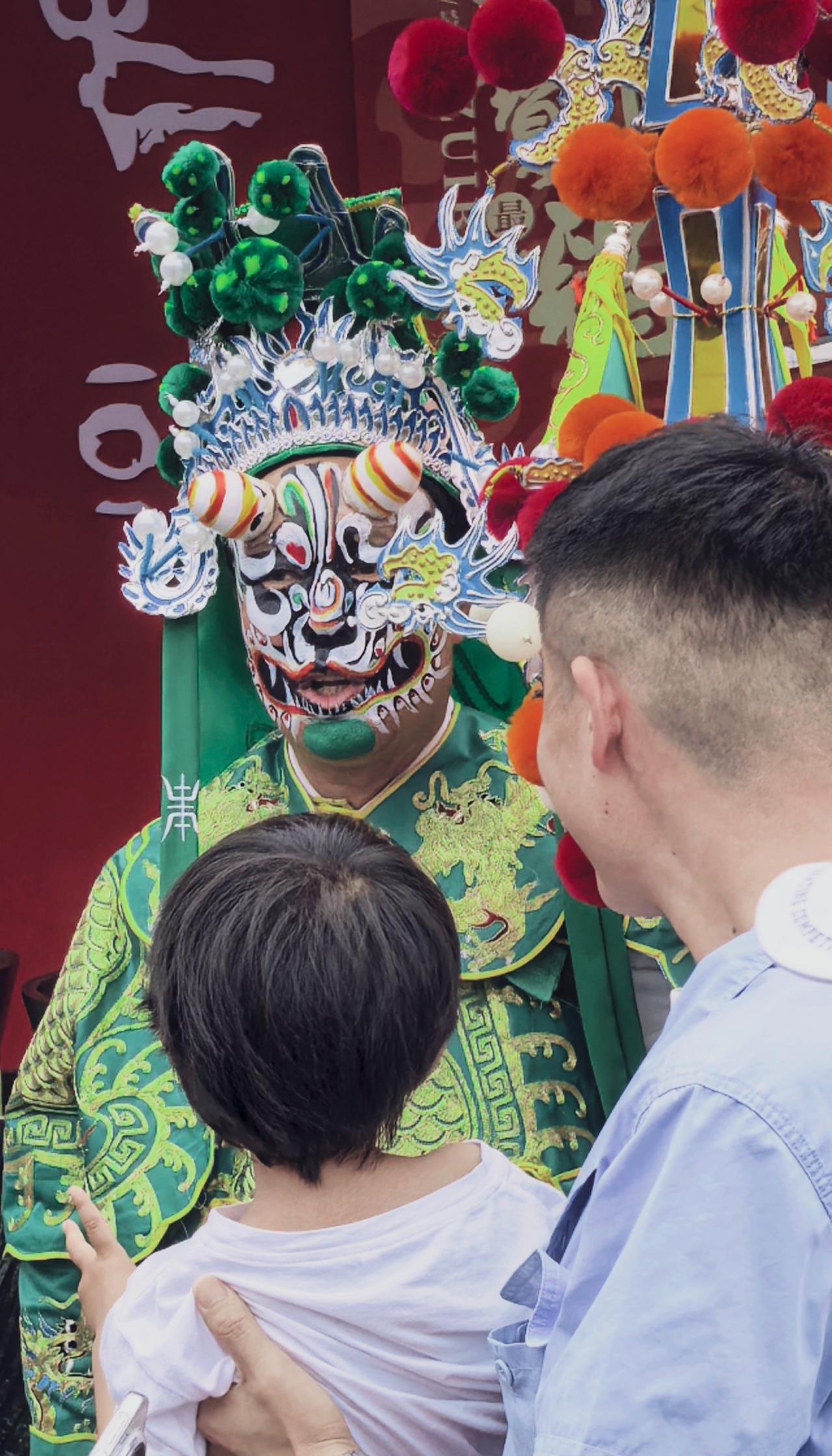当秦腔脸谱蹲下来，和孩子说话时，传统活了。