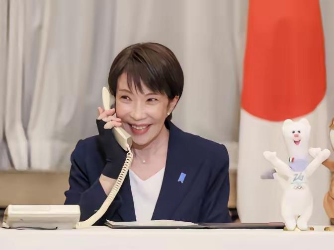 ​日本首相高市早苗刚刚当选为首相，这时候突然间就遭受了当头一棒，她为了庆祝自己能