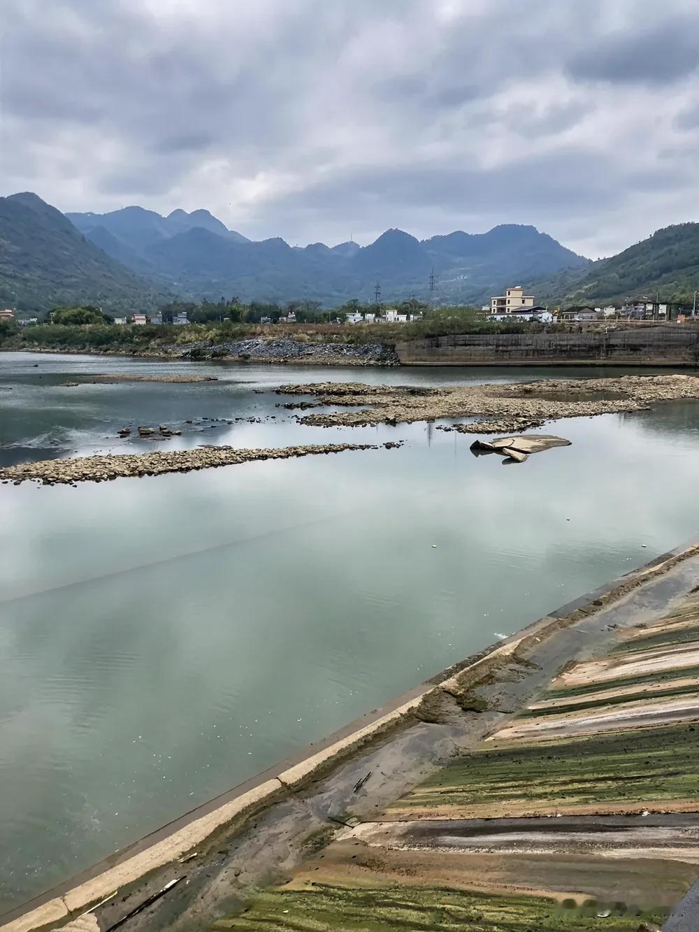 学前教育纳入义务教育，此举有诸多积极意义，却也必须直面棘手难题，剖析如下：
可行