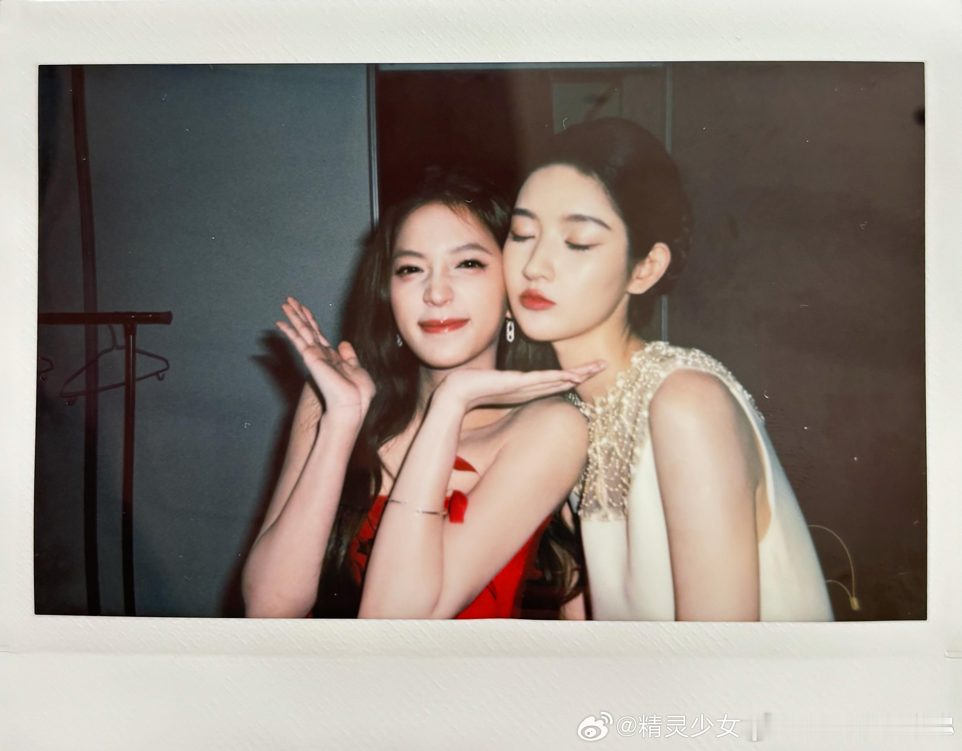 欧阳娣娣晒和王玉雯合照，两位鬼马少女都好可爱呀！我也想和你们贴贴~ 