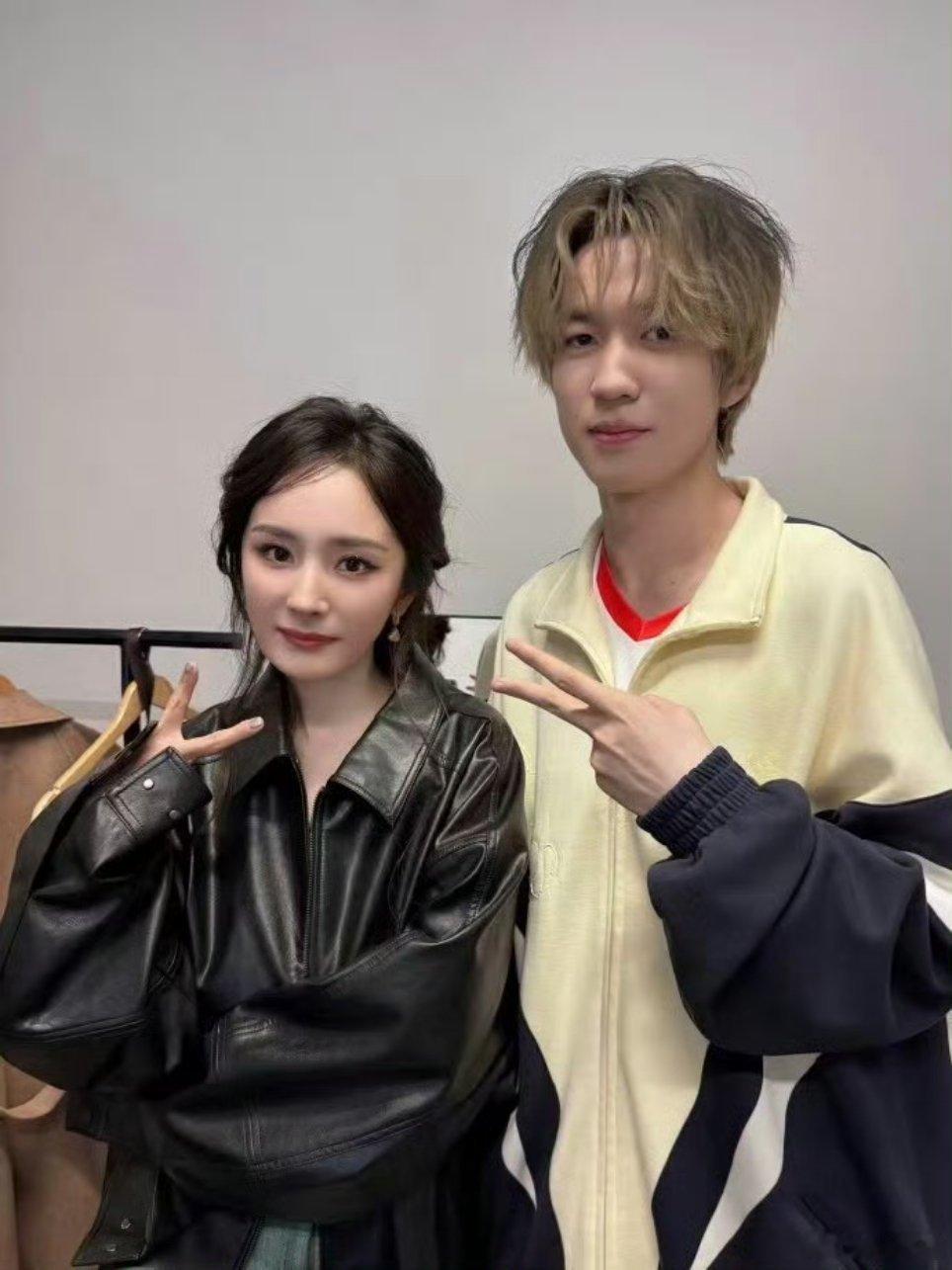 杨幂 大幂幂就是合照收割机[哈哈] ​​​