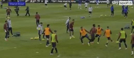 萨卡在赛前热身时受伤，从视频来看，萨卡当时是在抢圈热身，自己带球时拉伤，没有身体