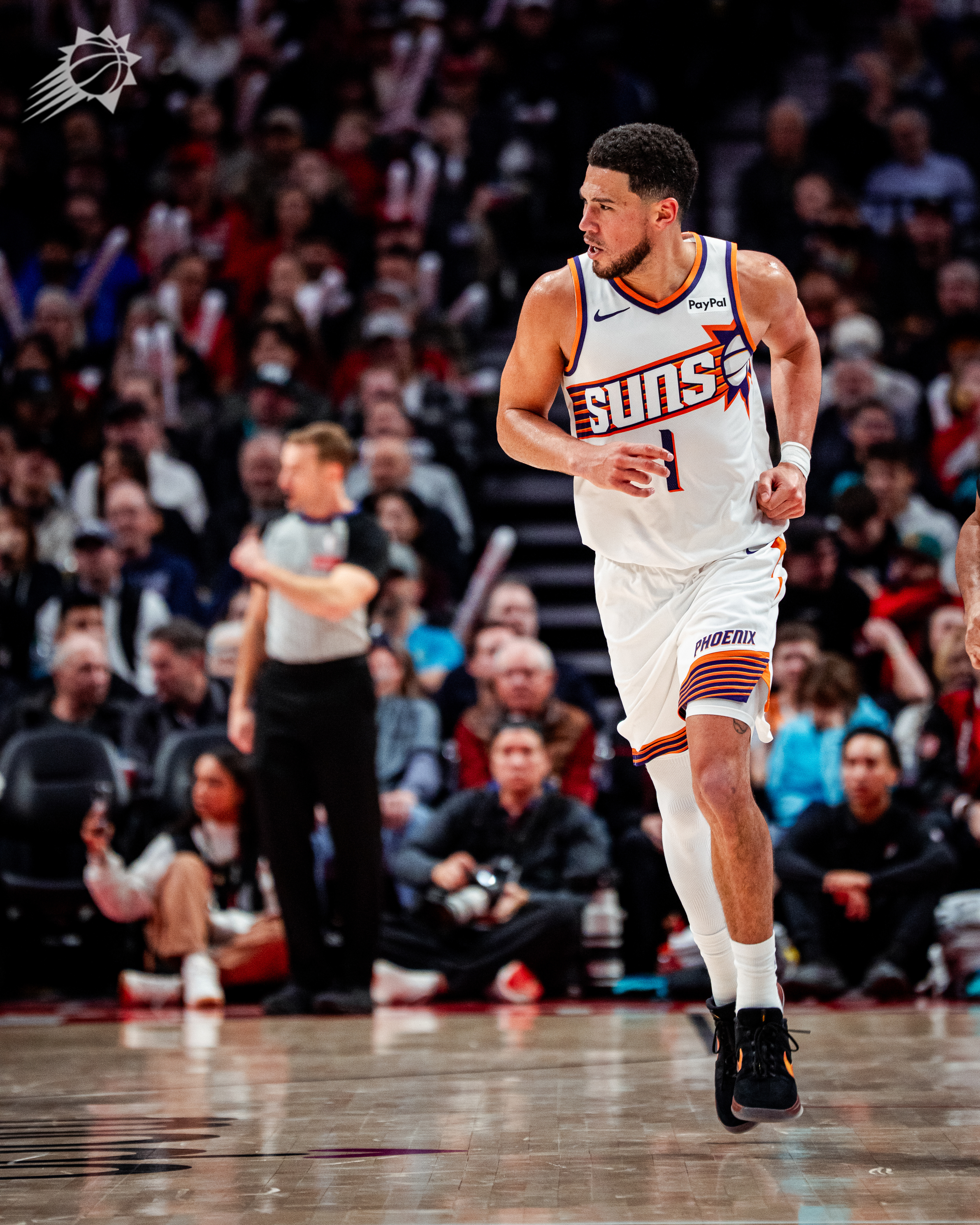 昨天对开拓者比赛的数据🔢：布克：19分，6篮板，5助攻，3抢断吉尔斯皮：19分