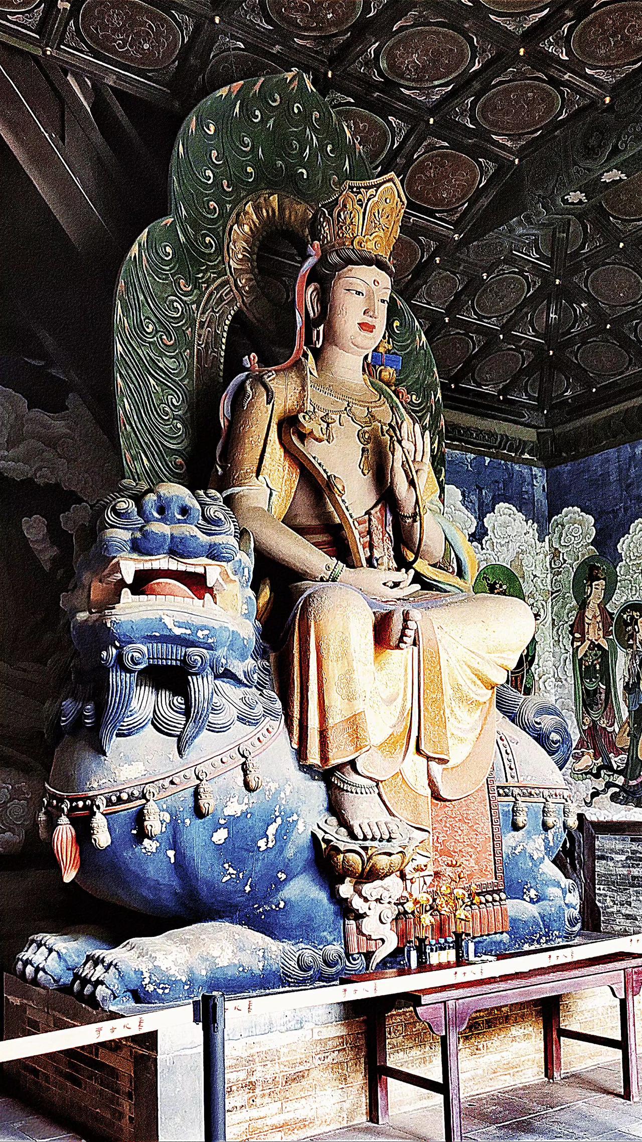 踏进善化寺文殊阁，一眼遇见骑青狮的文殊菩萨。
青狮敛去戾气，菩萨眉眼温柔平和，旧