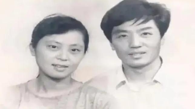 1988年，23岁的清华女研究生在火车上对一个35岁的男人一见钟情。女孩父母强烈