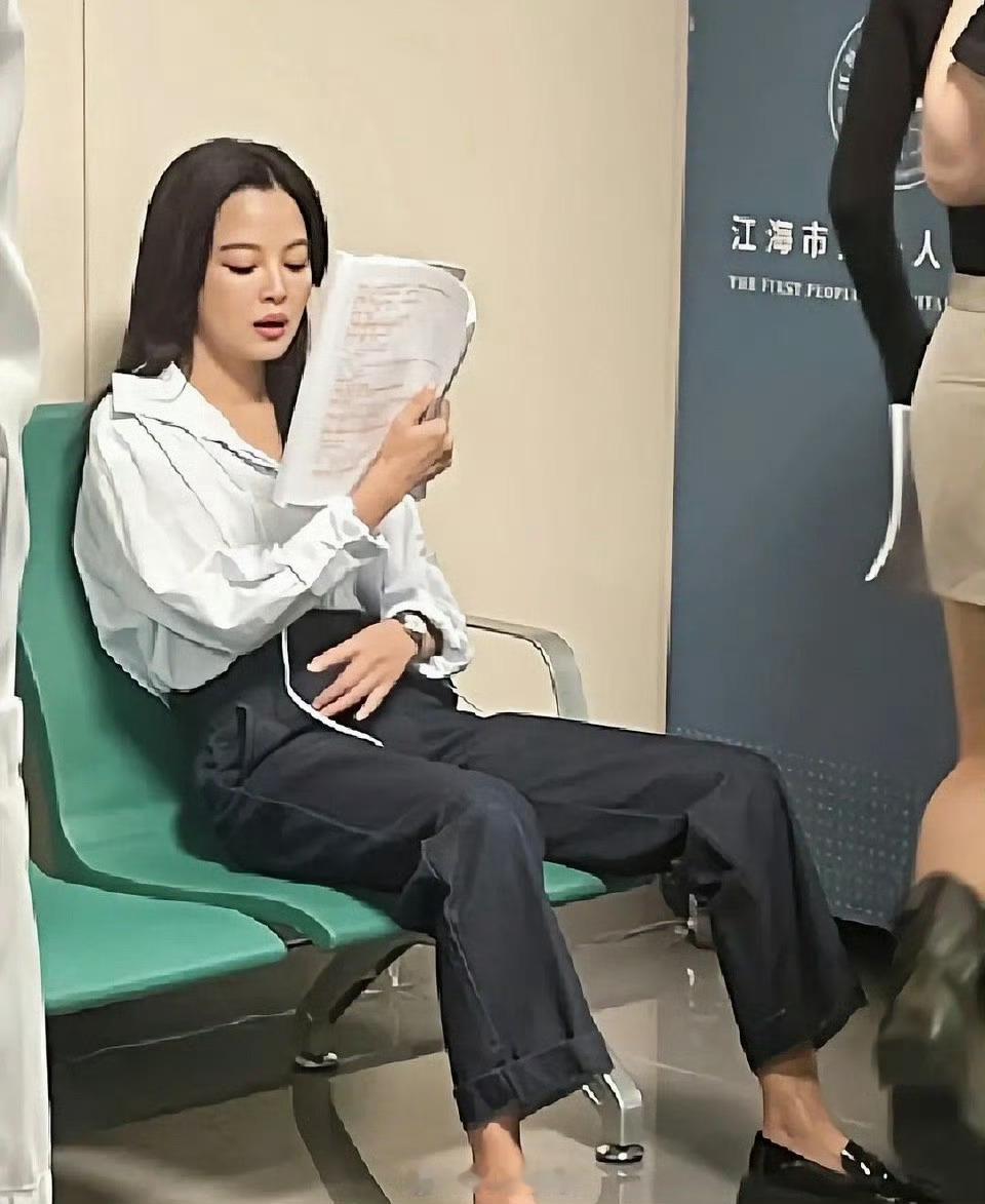 偶遇辛芷蕾在医院拍戏，看样子是真的累了 ​ ​​​