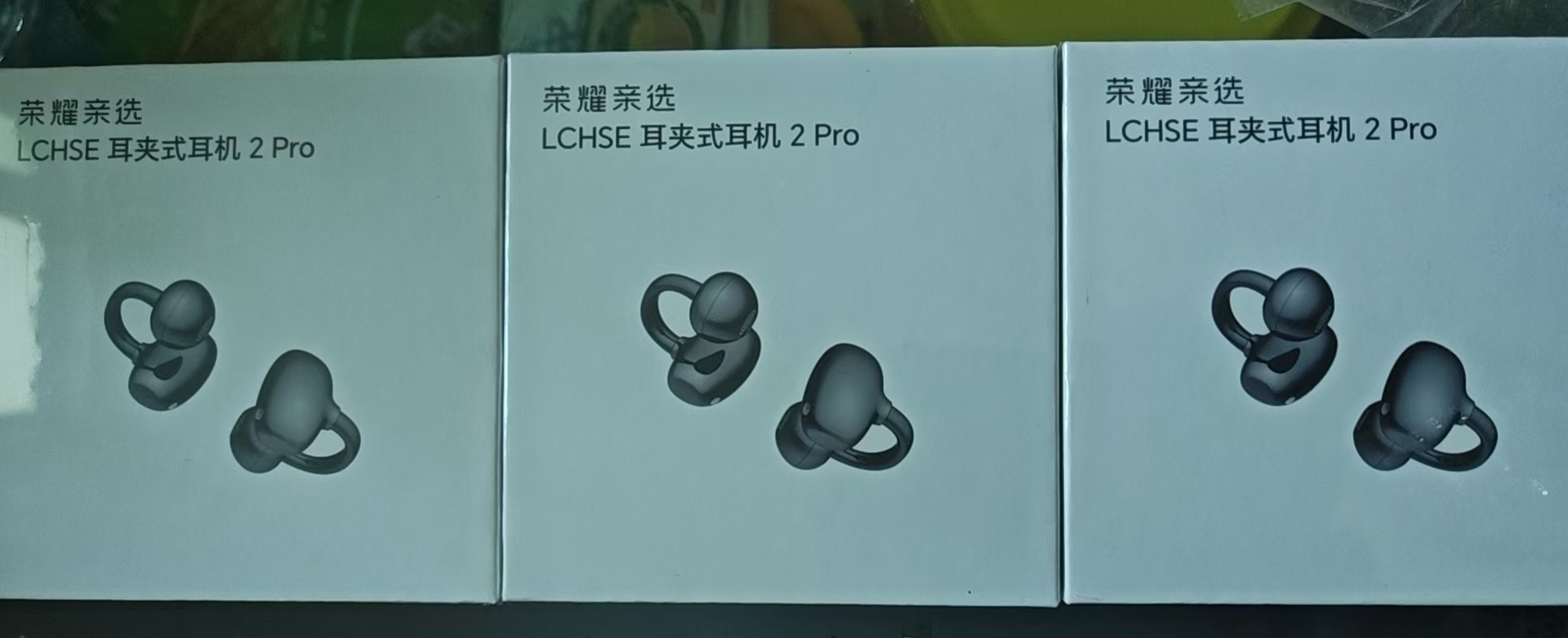 千万不要长时间戴耳机所以我现在都给家里人换成了耳夹式耳机，对耳朵的伤害小一些。目