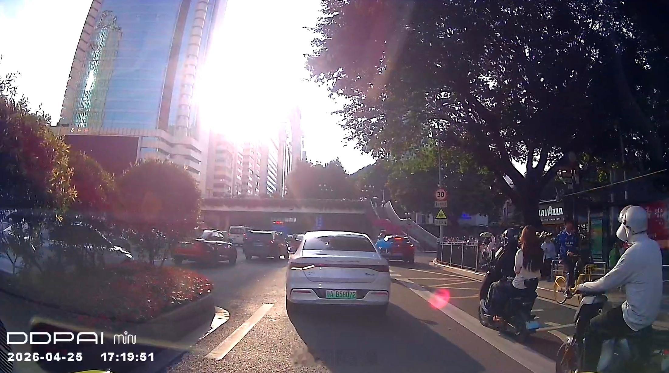 我这极其模糊的行车记录仪野生捕获了一枚穿本赛季沙尔克04球衣的小孩哥（考验视力的